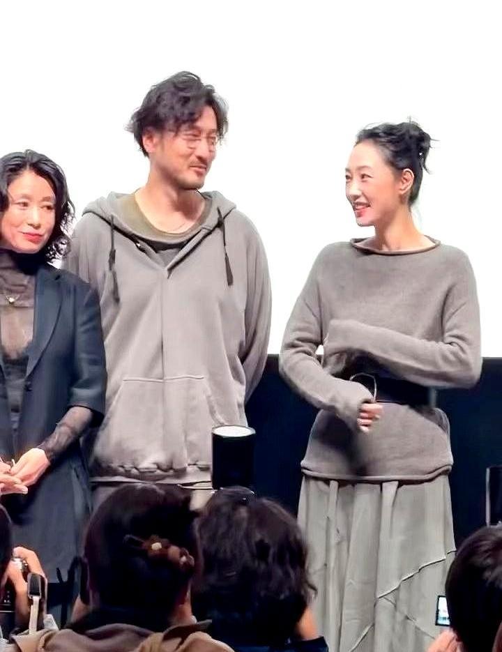 白百何被叫回国了，电影节还没颁奖。剧组算账，一天二十万，烧不起。她演女主，但