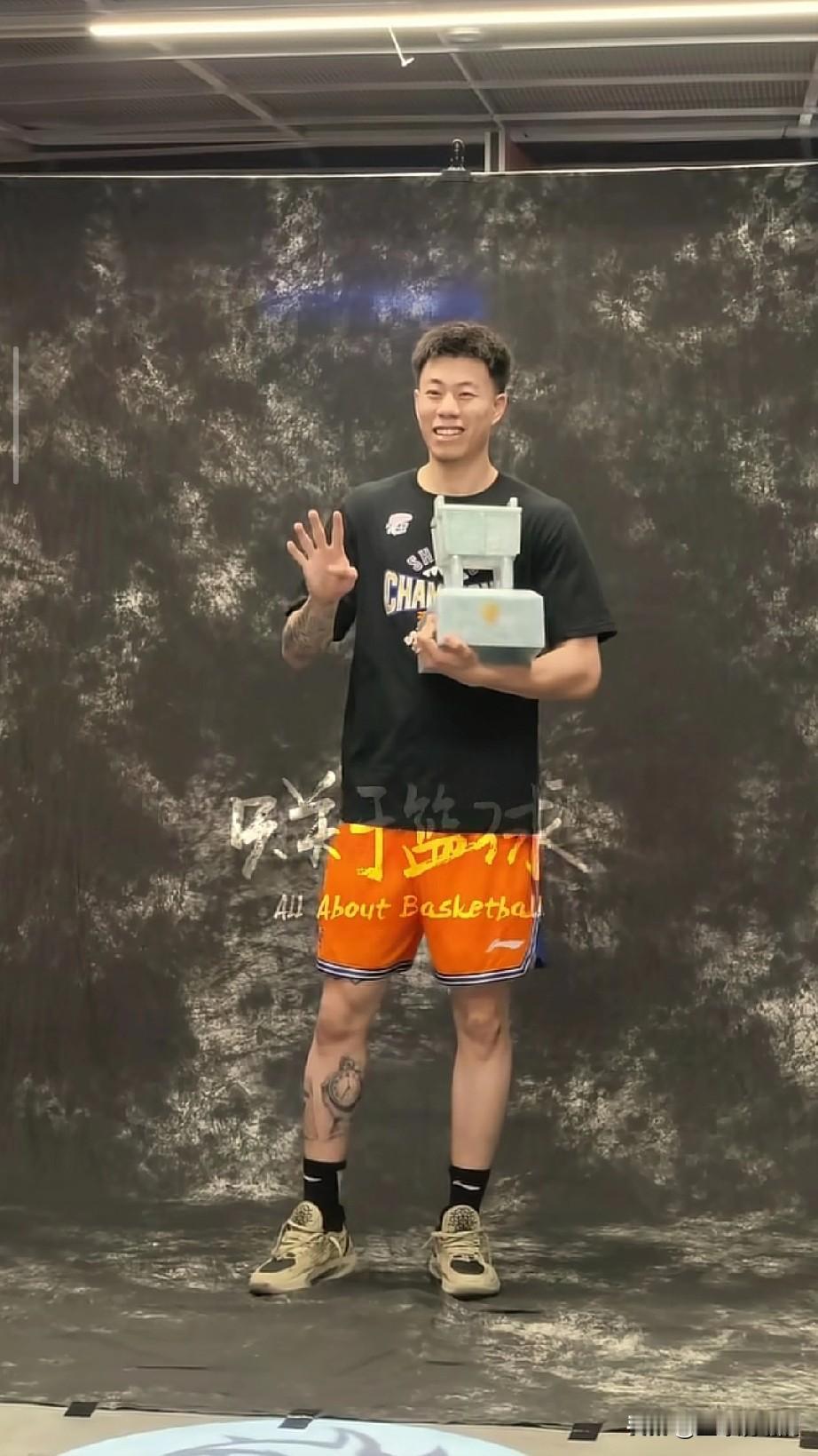 太逗了，张镇麟示意摄影师不好意思，你这是第四冠！上海队夺冠后拍摄冠军照，摄影