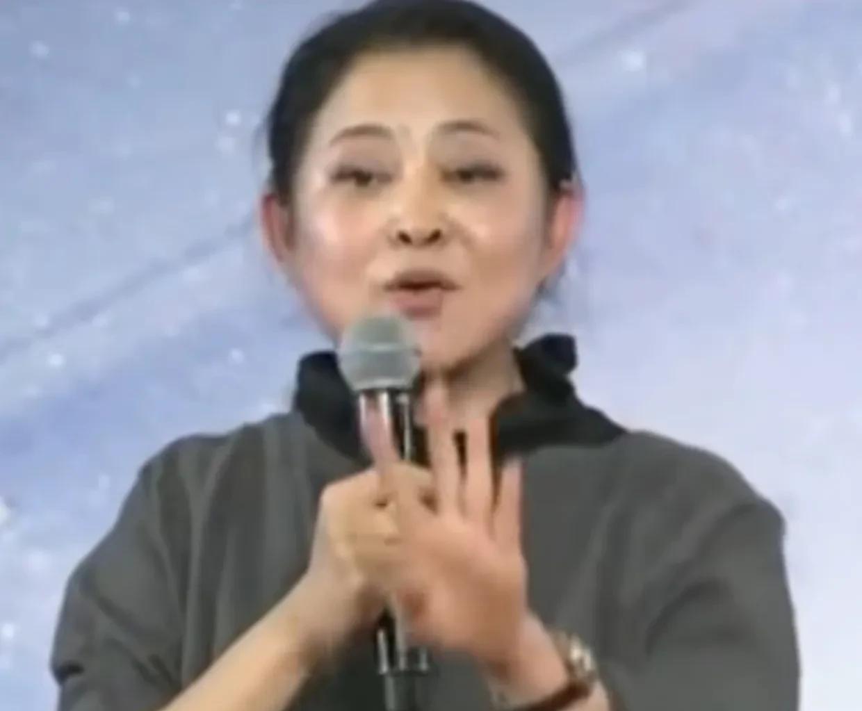 主持人倪萍说：“在海参十几块钱的时候，我就给姥姥买，一直吃到她去世那年，海参40