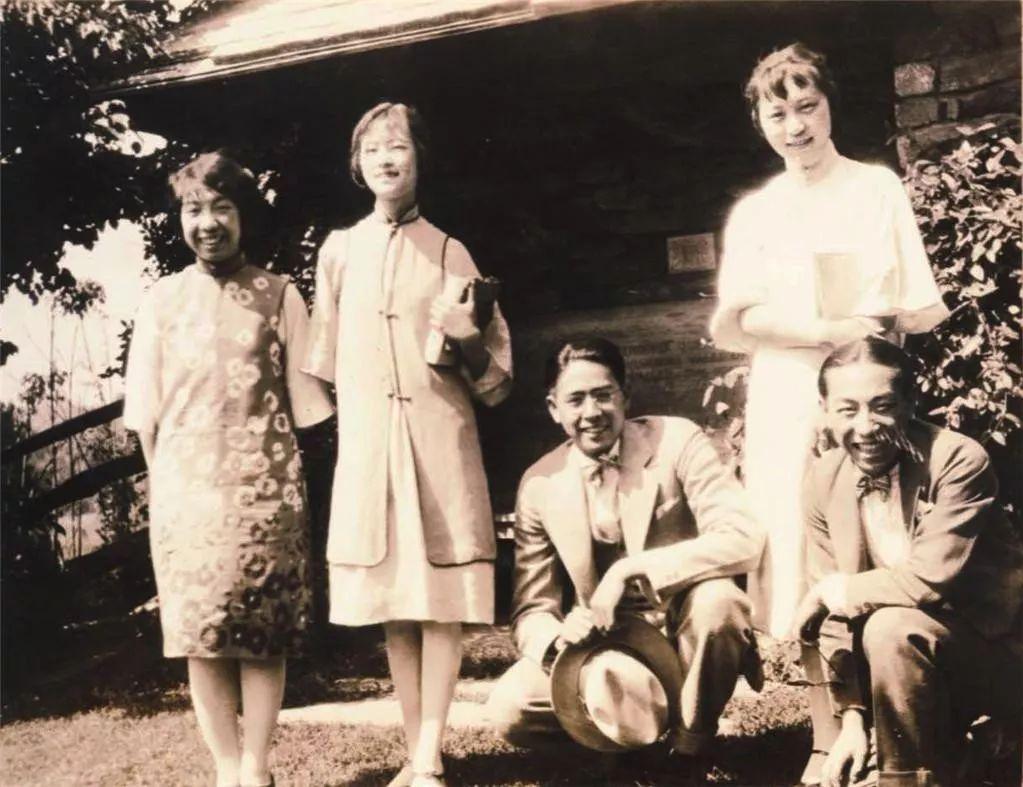 这张留存至今的旧照，记录下林徽因就读宾夕法尼亚大学美术学院时期难得的集体留影，画