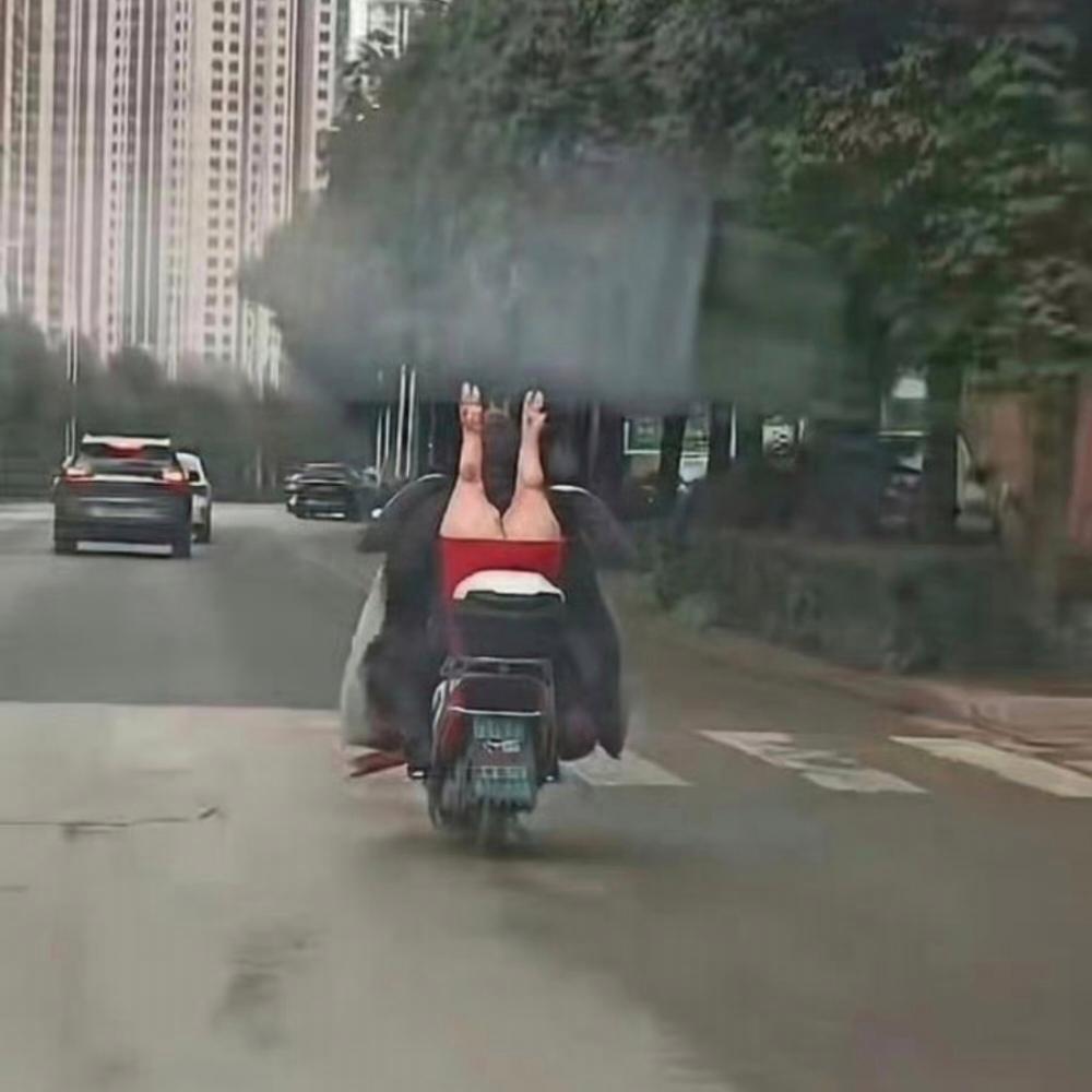 唉呀妈呀，“肥婆”在街上练倒立吗？太吓人了！[捂脸哭][大笑]某地大街上，忽然