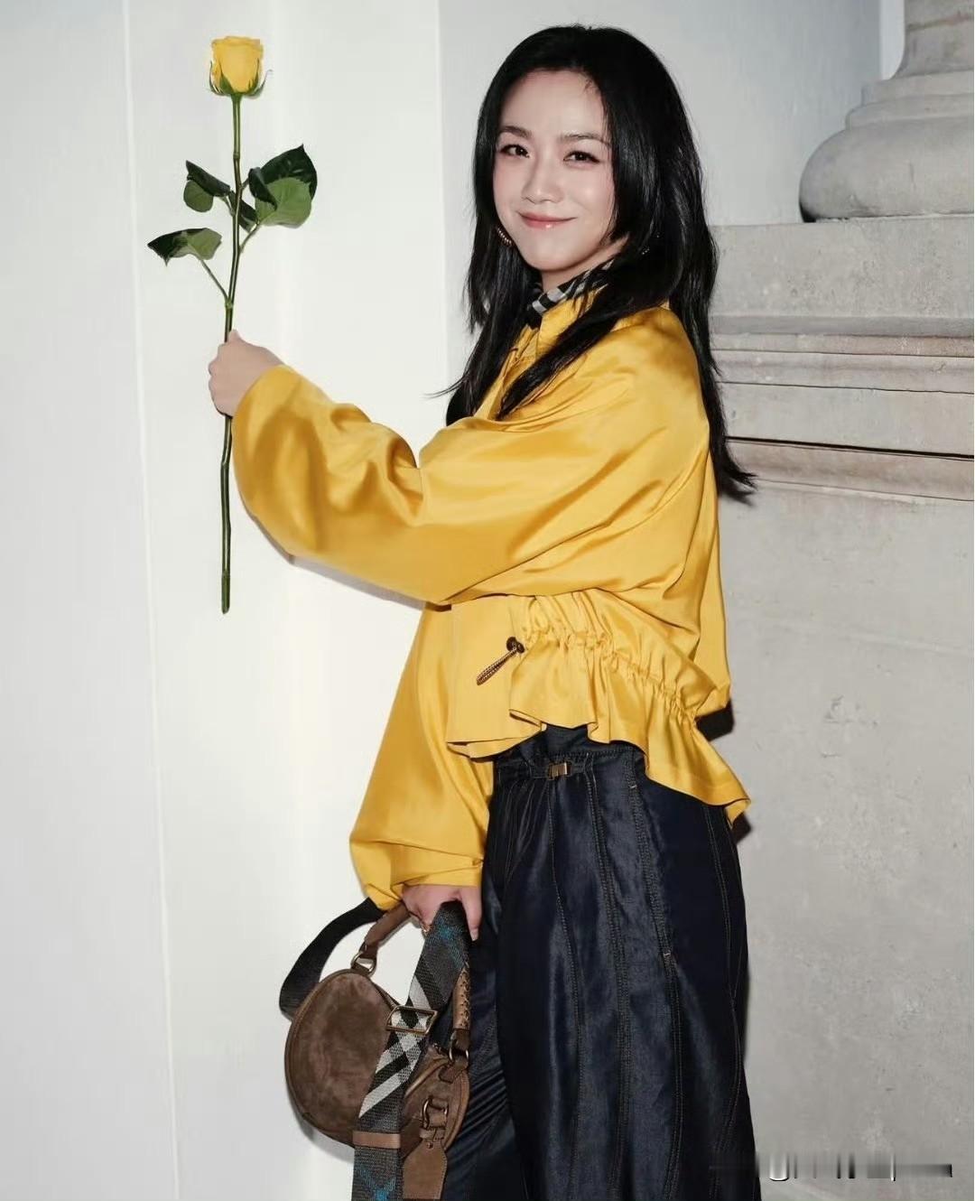 哇，汤唯这组黄玫瑰照片好有感觉啊！随手一拍都跟电影海报似的，氛围感直接拉满。