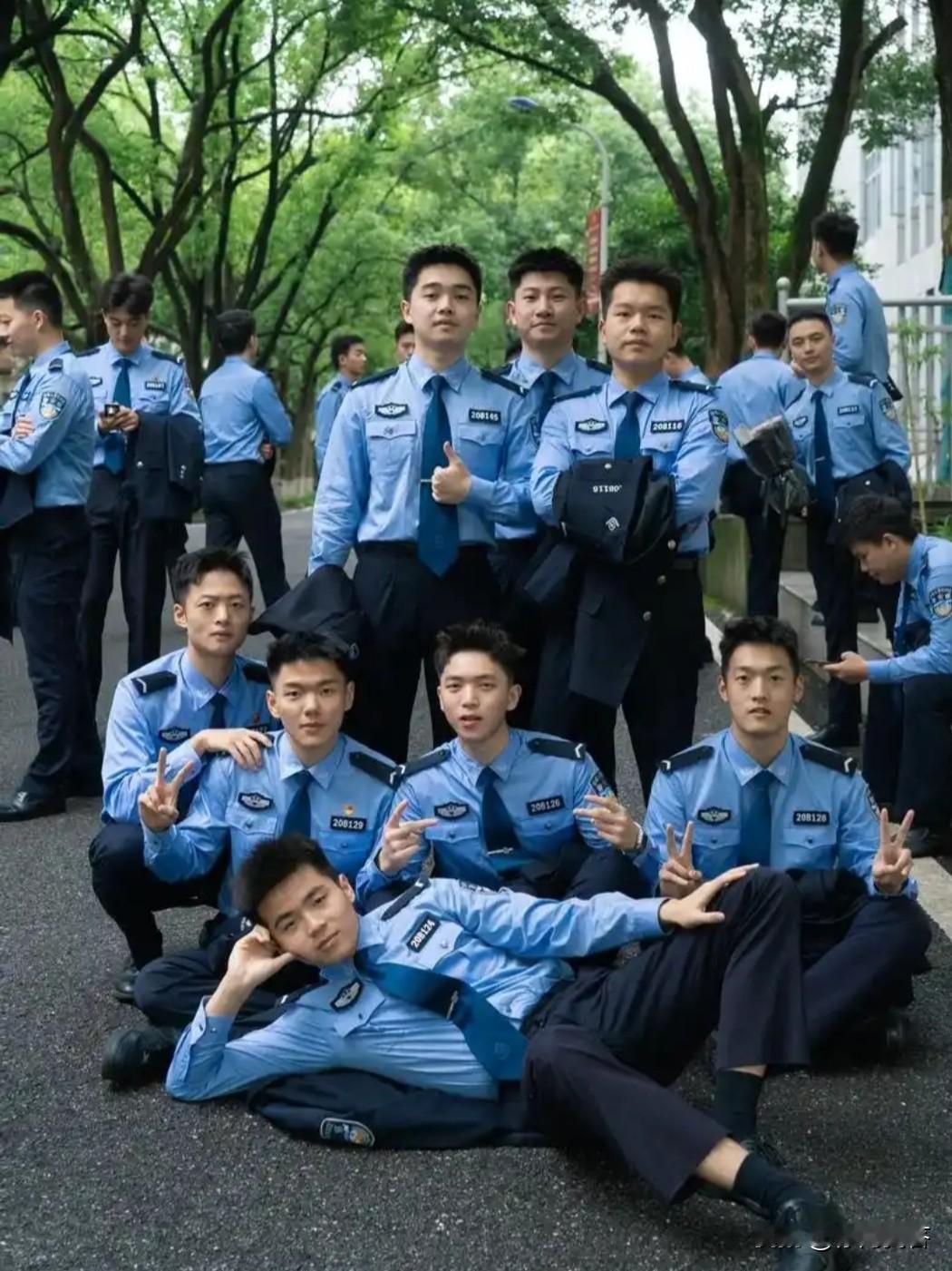 同事家的儿子今年考上了警校，同事说：他儿子毕业后可以直接成为正式警察，，但据我了