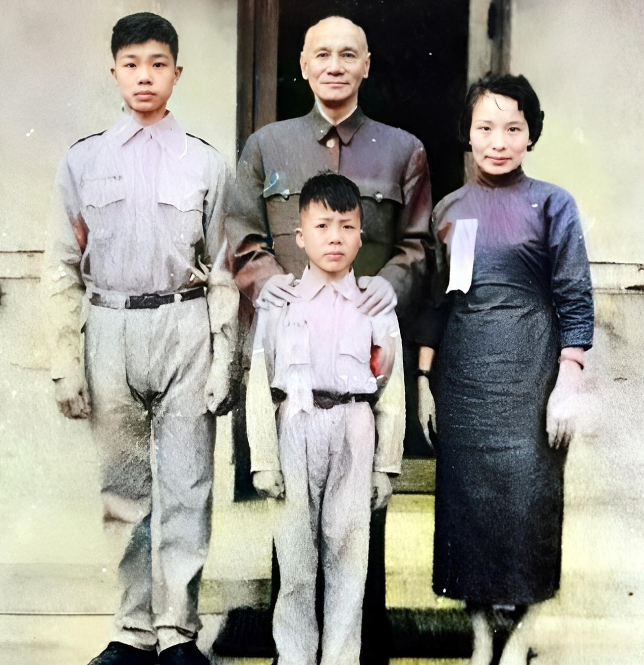 1953年，蒋中正与母子三人站在一起。其中，这名女子名叫郑锡英。她并不出名，但她