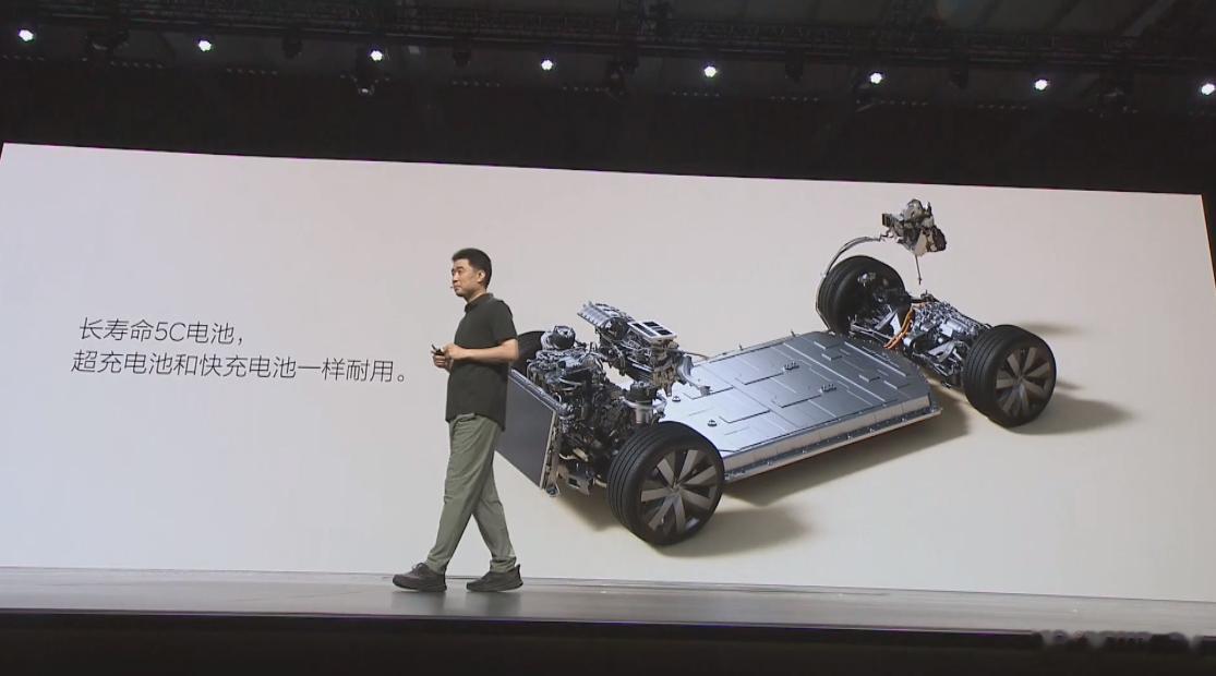 理想i8这次正面回应了很多人所臆想的“超充铁定伤电池”，选用理想MEGA60