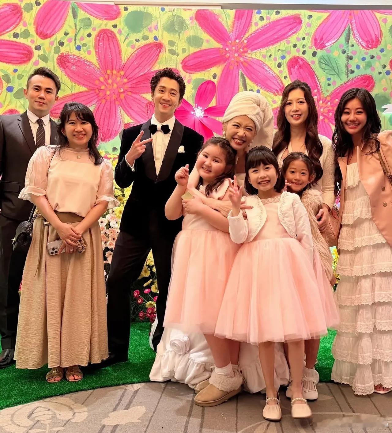 陈汉典婚礼上的小花童也太可爱了吧！穿的小裙子质感超好，一看就是精心设计过的，特别