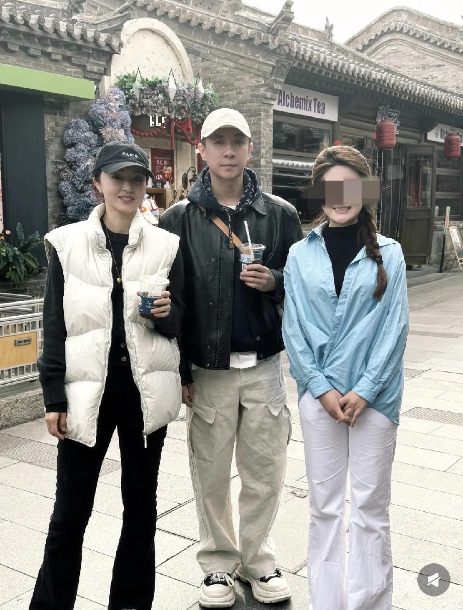 4月2日，董璇与张维伊一起现身大同古城没带小酒窝，两位挺有夫妻相的，都喜欢穿厚底