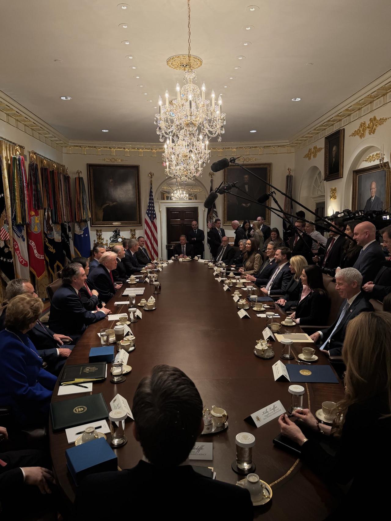 特朗普今天在内阁会议上说：“我们真的很强大。顺便说一句，中国现在做的大部分事情，