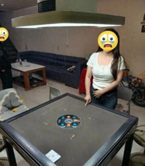 同归于尽！贵州惠水，一女子跟三个男的打麻将，本想赢点零花钱，结果发现仨男的在桌上