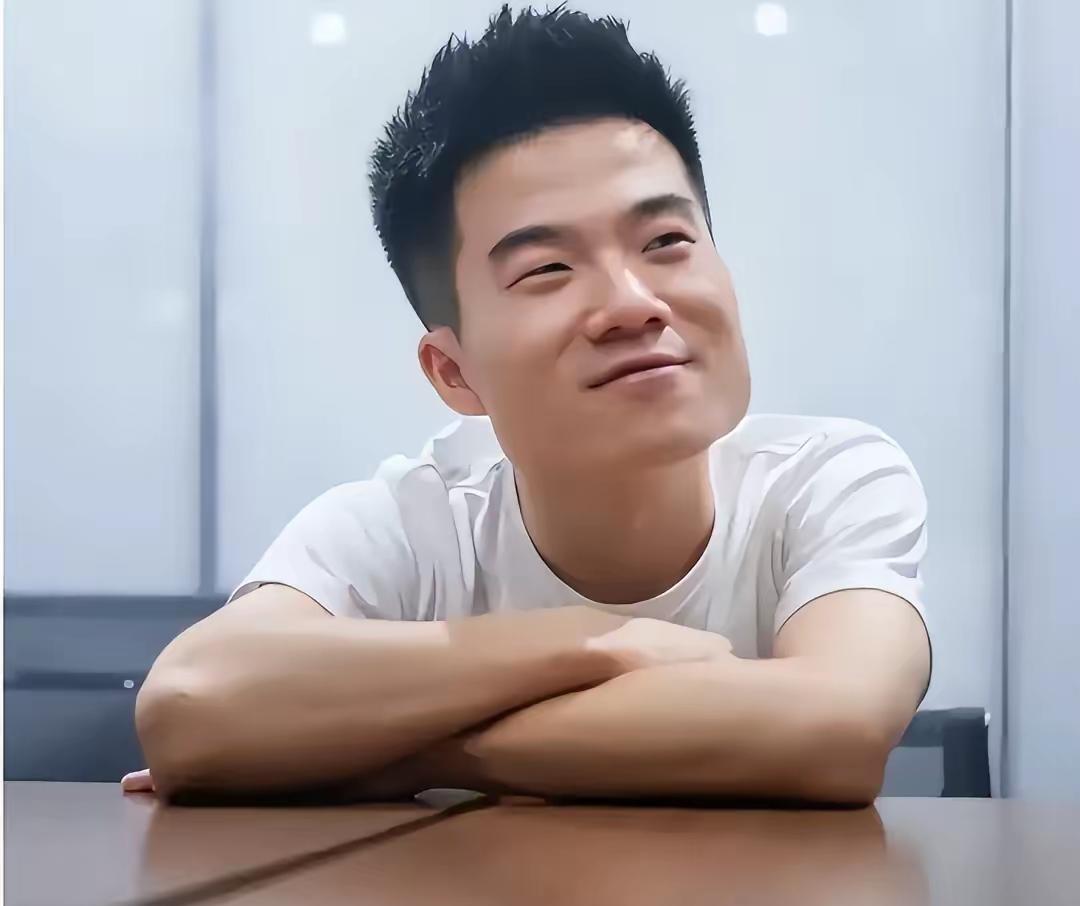 孙东旭走了，董宇辉早就不在了。东方甄选的台柱子，一个接一个走。没人闹翻，也没