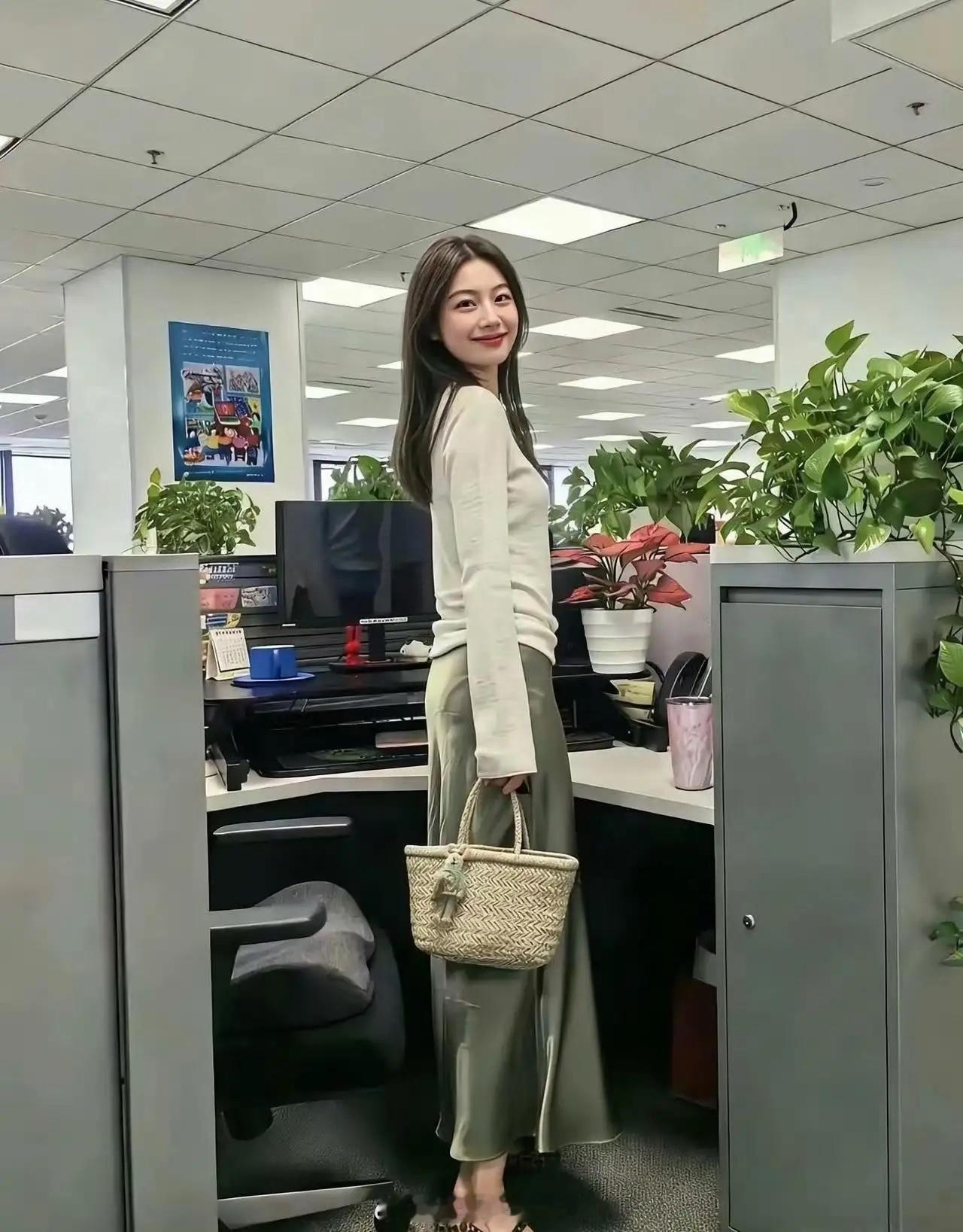 新来的女同事和我住在一个小区，下班的时候想要蹭我的车一块回去，你说我带不带她，我