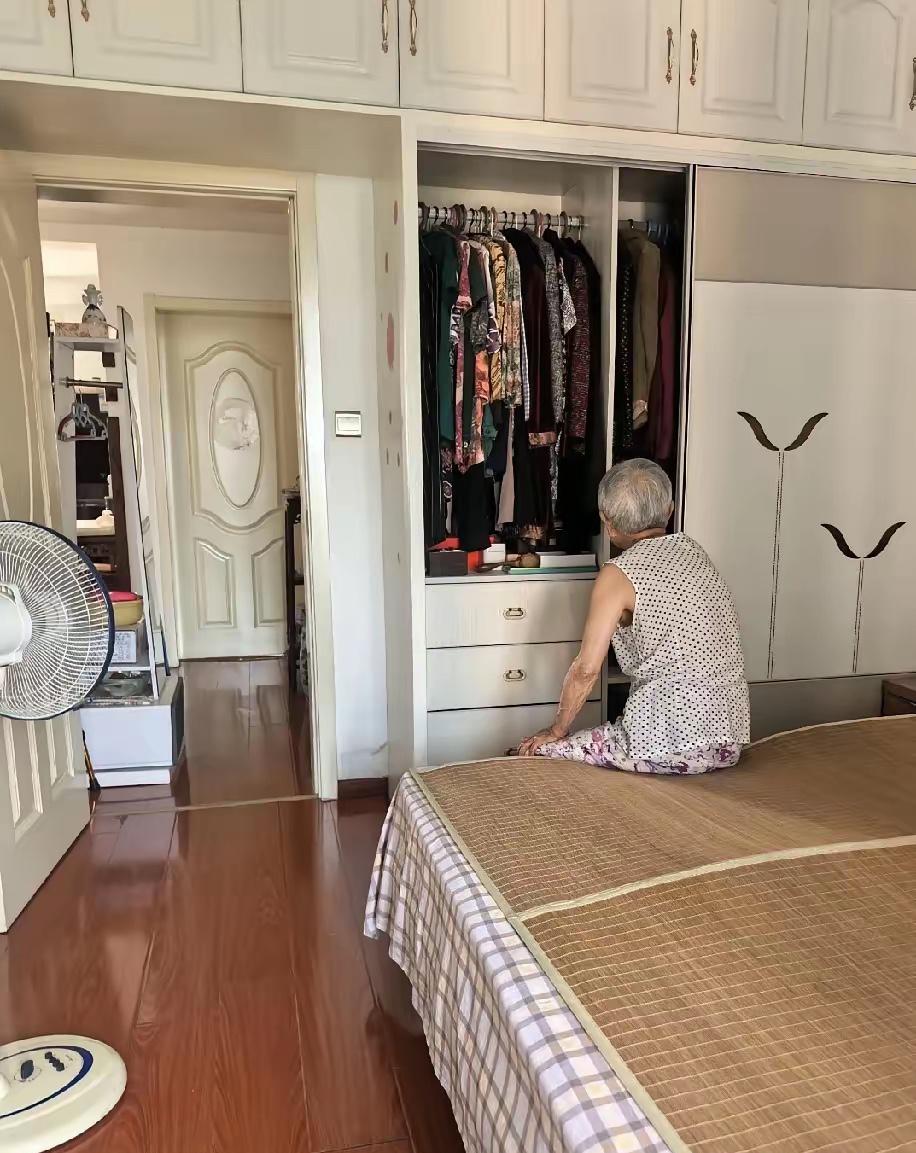 回娘家没有我的房间，只能和妈妈挤在一张床上，大哥新买的房子，房子是够大，四个卧室