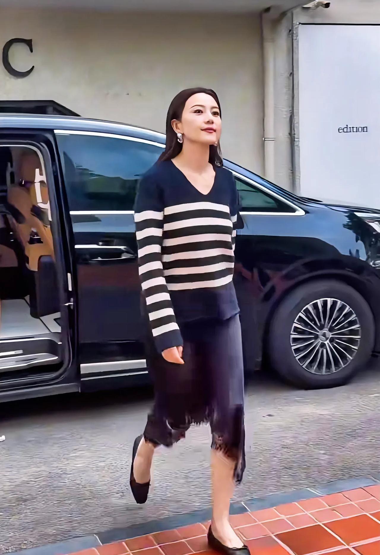 不愧是高圆圆，这么普通的一双鞋她也能穿出时尚的风格！一般演员根本不敢驾驭！