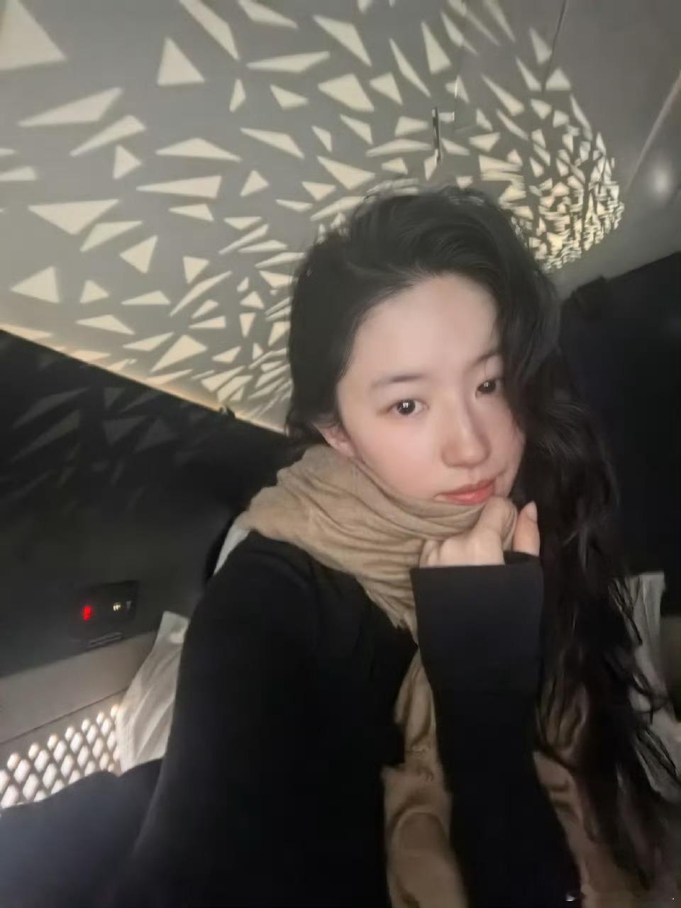 刘亦菲近期工作自拍嗯嗯