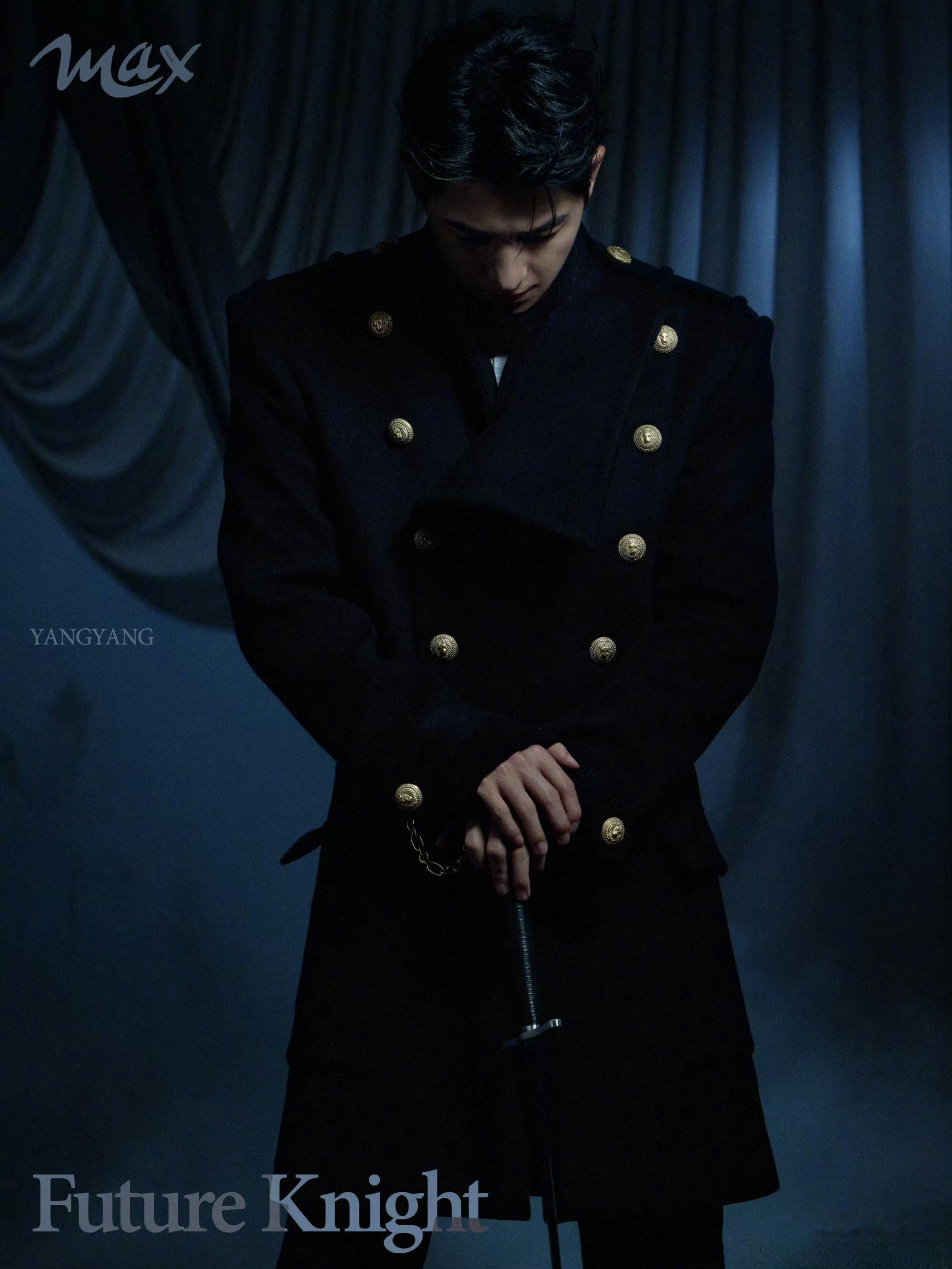 杨洋｜MAX中文版创刊封面人物他穿着Balmain2025早秋男装，登上MA
