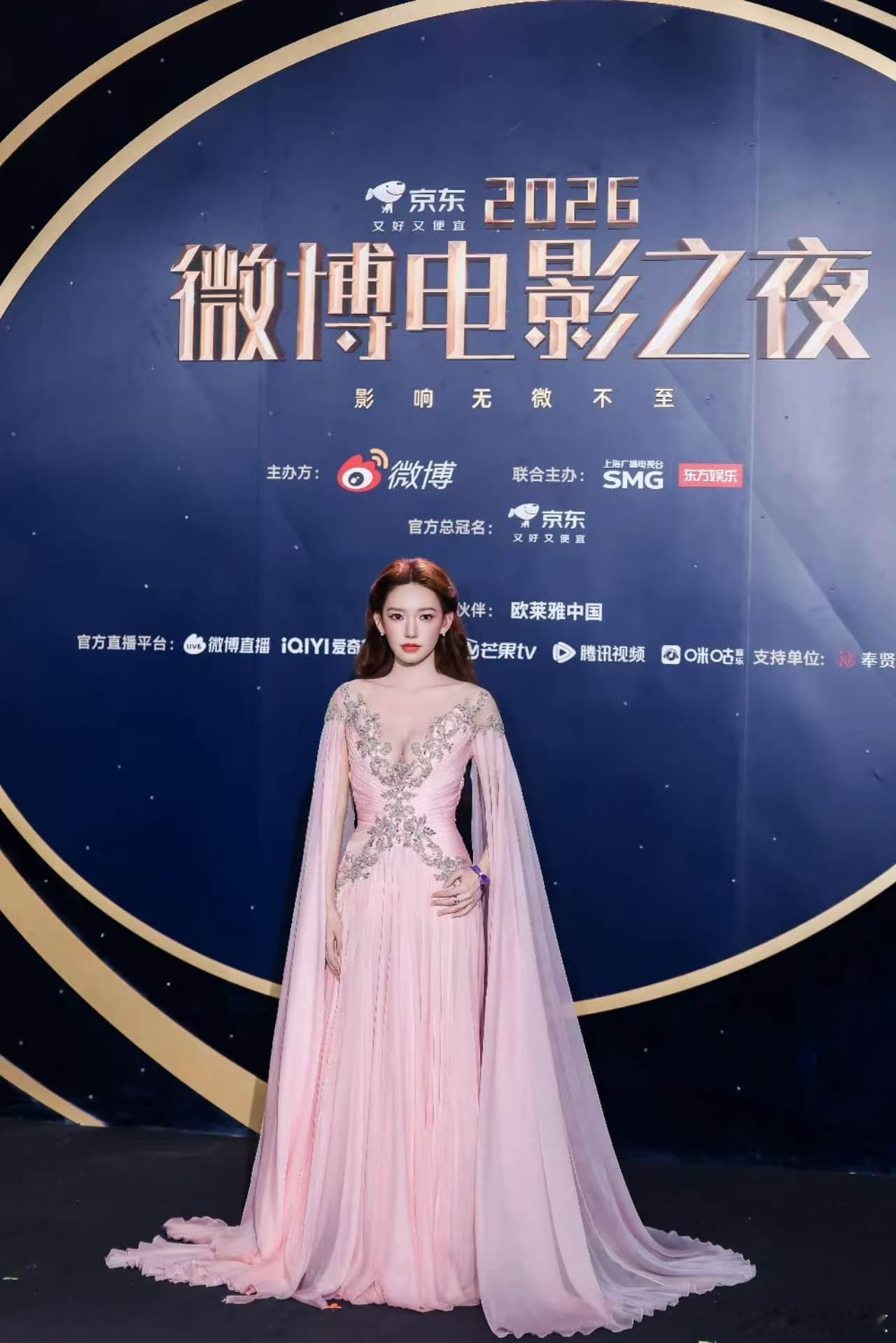 林允程潇李思潼合照上了谁能抵挡这样的颜值暴击？电影之夜三人欢乐合影，神态鲜活灵