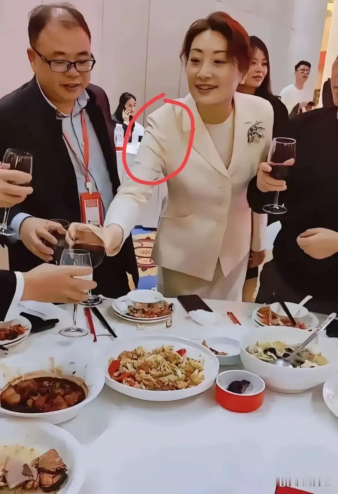 很多人都不理解，为什么小宗在哇哈哈夺权总是被嘲笑，但是刘强东每次出来夺权，振臂高