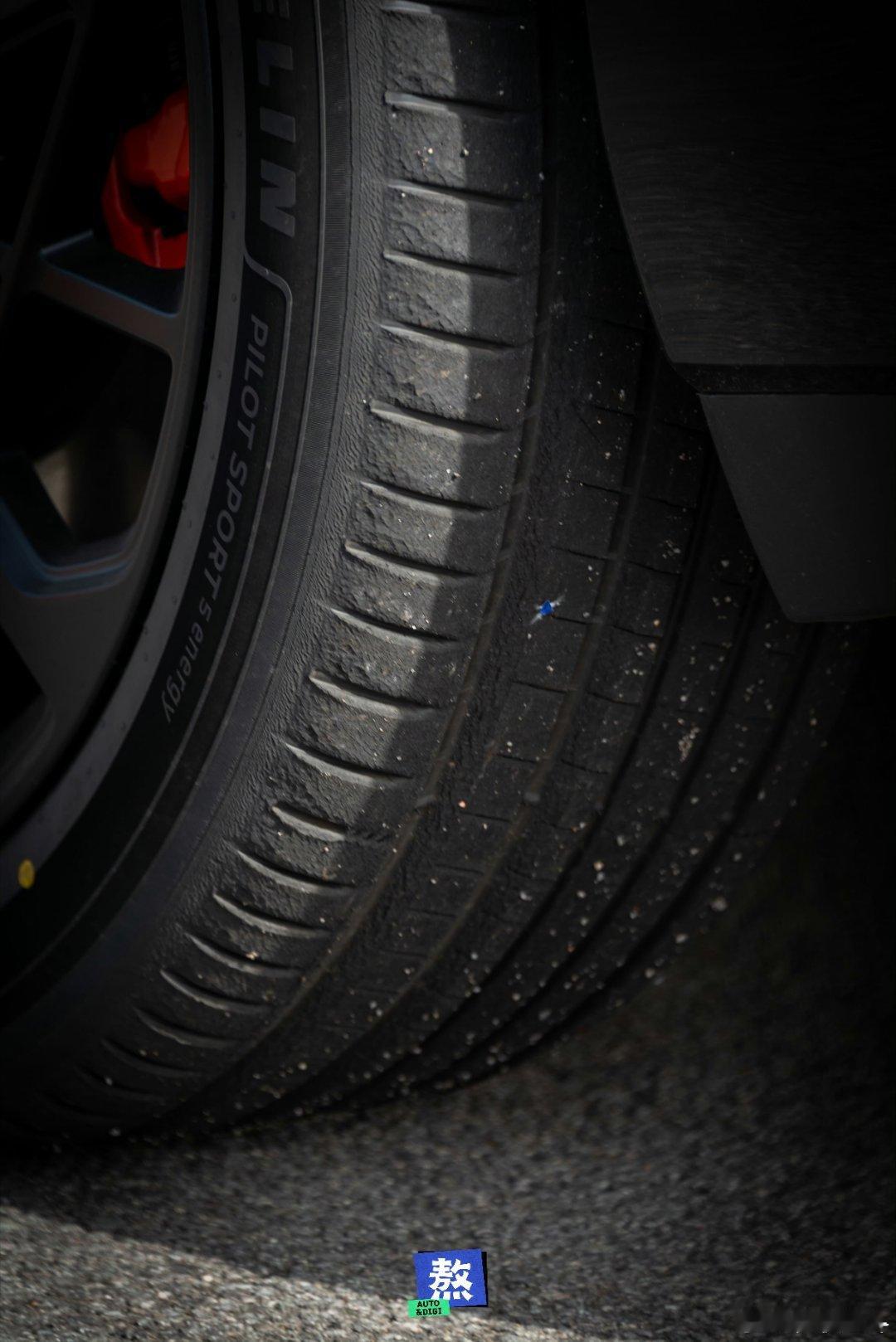 一个是WTCC认证专业赛车场，摩擦系数0.9，胎宽285一个是干水泥地，摩擦系数