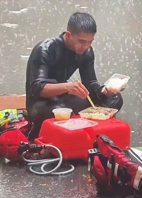 看泪目了。广西贵港，一路人无意间拍下救援人员在大雨中安静就餐的心酸一幕。视频显示