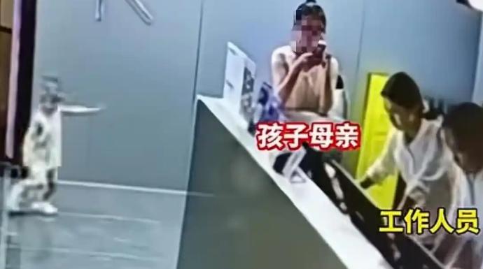一女子带2岁多宝宝前往西安旅游，在酒店办手续时，宝宝到处乱跑并撞到前台柜角，受伤