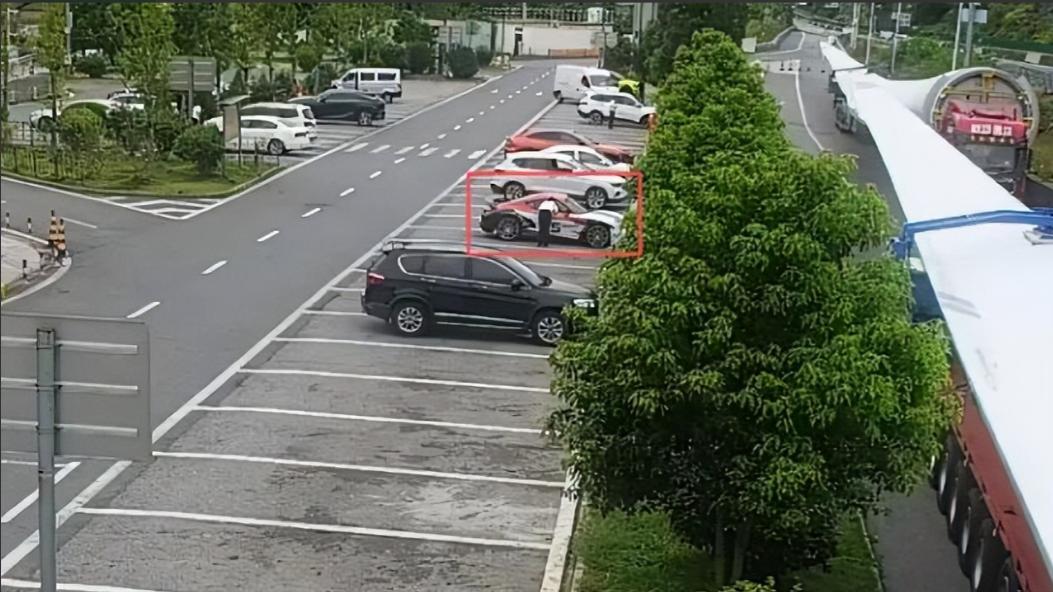 贵阳17岁女孩坐顺风车回家，车辆进入湖南服务区后司机突然消失！女孩被锁车内，高温