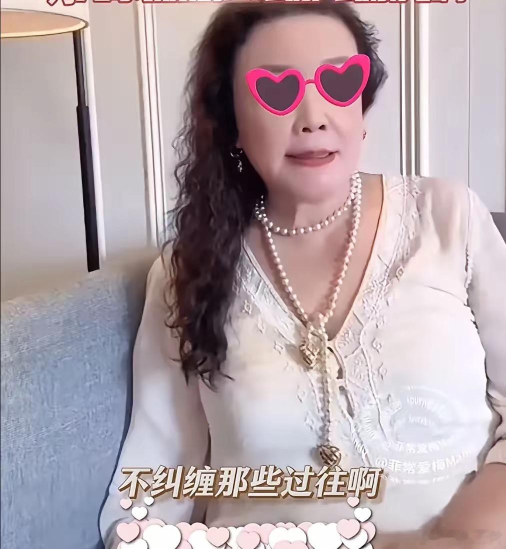 张兰直播称：“我们不纠缠那些过往啊！我们说说我的两个宝贝孙子孙女，小玥儿会对她的