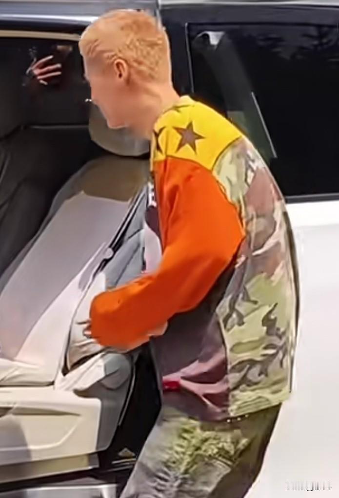 鹿晗短发含胸驼背鹿晗好像变了一个人，以前长发浓妆，现在短发含胸驼背没有自信
