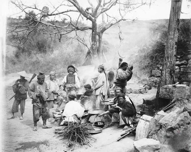 晚清时期，法国外交官奥古斯特出去游玩的时候，一般是在官府兵丁的全程护送，照片是于