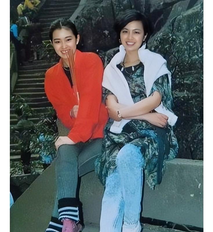 这张照片展现出了中戏85级表演班两朵金花巩俐和金莉莉1988年在福建游玩时的情景