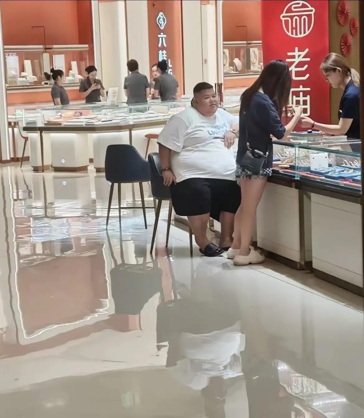 男不贪财，女不好色！挺好的[微笑]