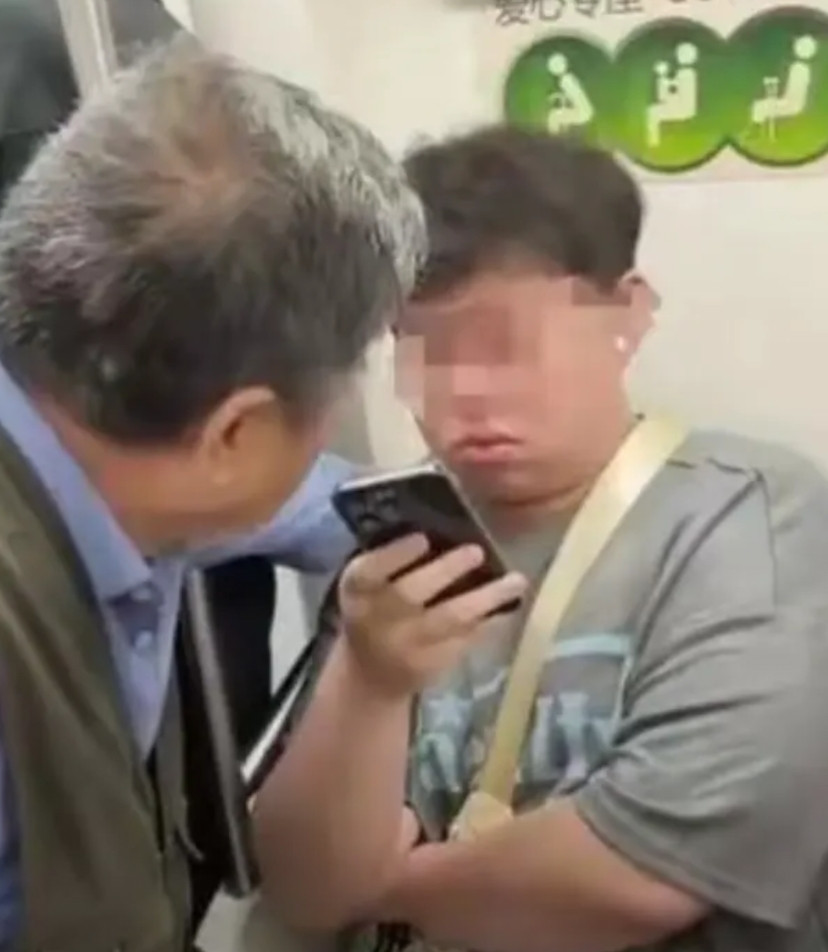 “如不严惩，天理难容！”上海地铁，一小伙坐在爱心专坐上，老人让小伙给自己让座，小