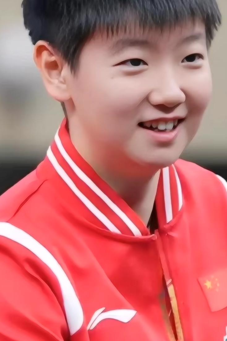 国乒“小魔王”孙颖莎已经25岁了，当被问起择偶标准是什么时，她表示：我的标准有五