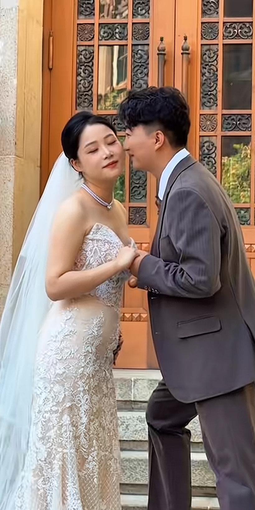 德云鼓曲社演员拍婚纱照，粉丝评论区送祝福，嫂子很漂亮二人上半年已订婚！德云鼓曲社