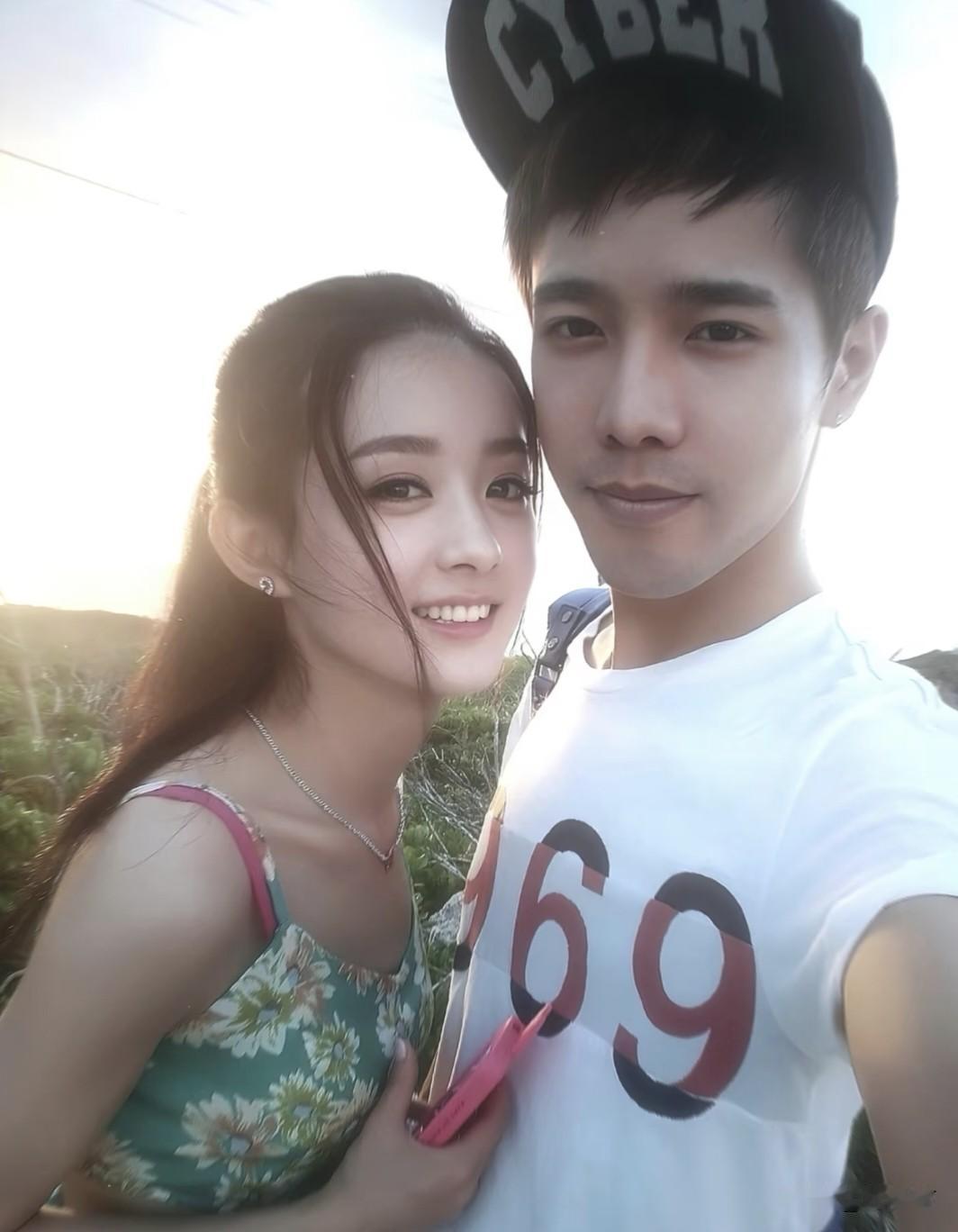 根本扒不完，冯绍峰和赵丽颖都没有这么多合照吧……作为赵丽颖曾经的御用造型师，这