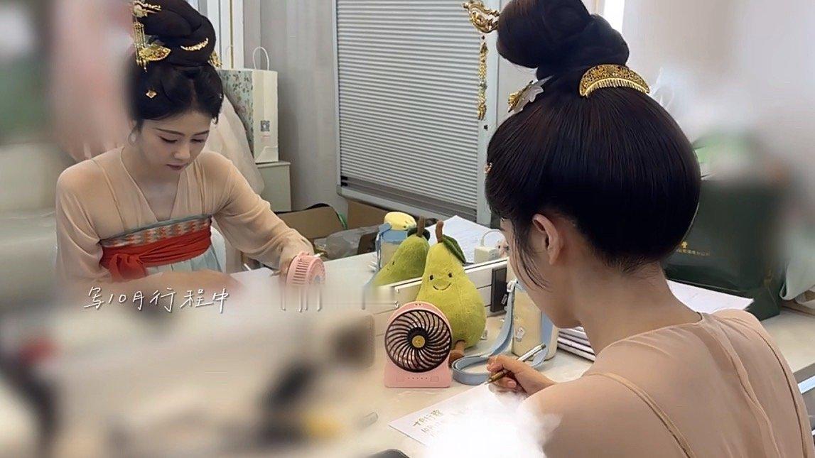 “白鹿正在手写十月行程中敬请期待哦！一想到下个月的行程就很开心🥹”现在当务