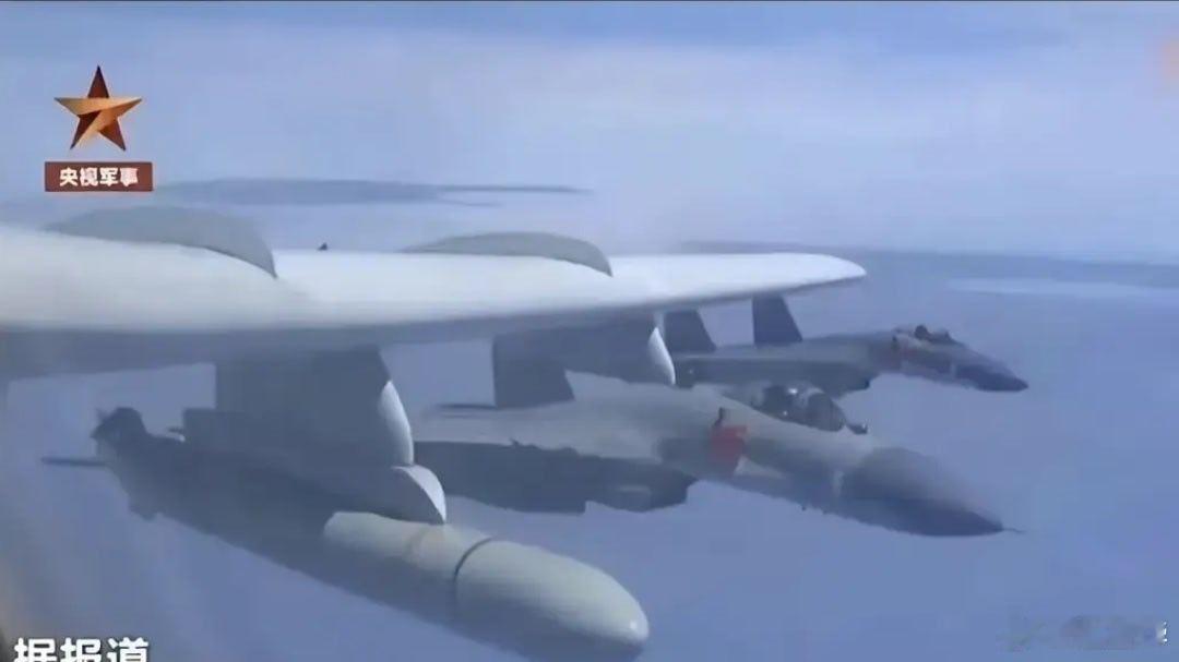 解放军最新装备，一个轰6改能挂四个歼15，六爷晋升战略轰炸机，歼击机的增程机！有