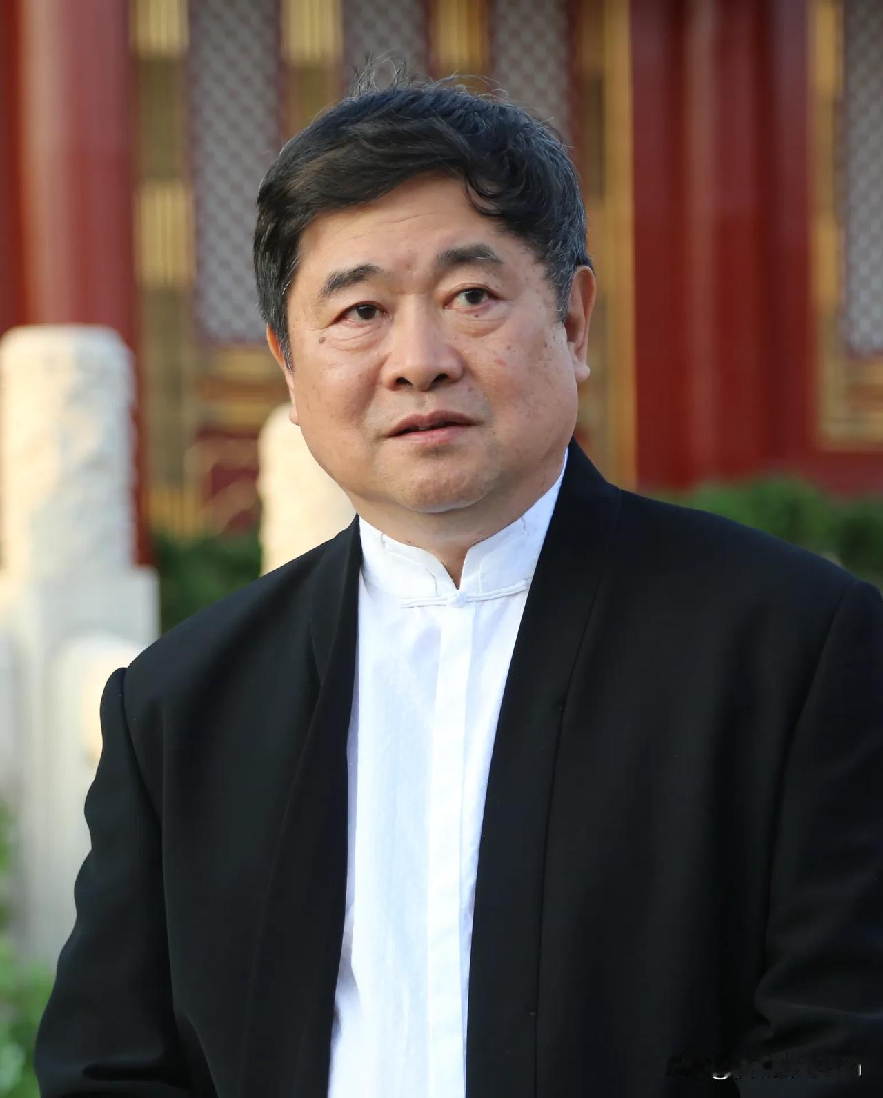 2012年,故宫院长单霁翔第一次去库房时,旁边跟着两个虎背熊腰的保安,单院长说: