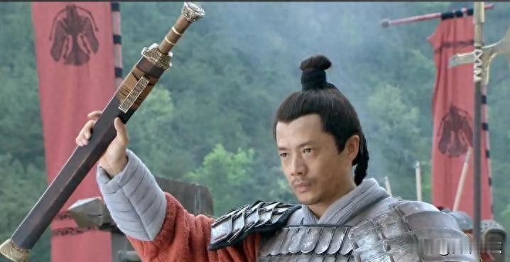 三十万大军在手，他却连旗都没举，垓下之后到底怕什么？韩信不是不想动，是根本动不