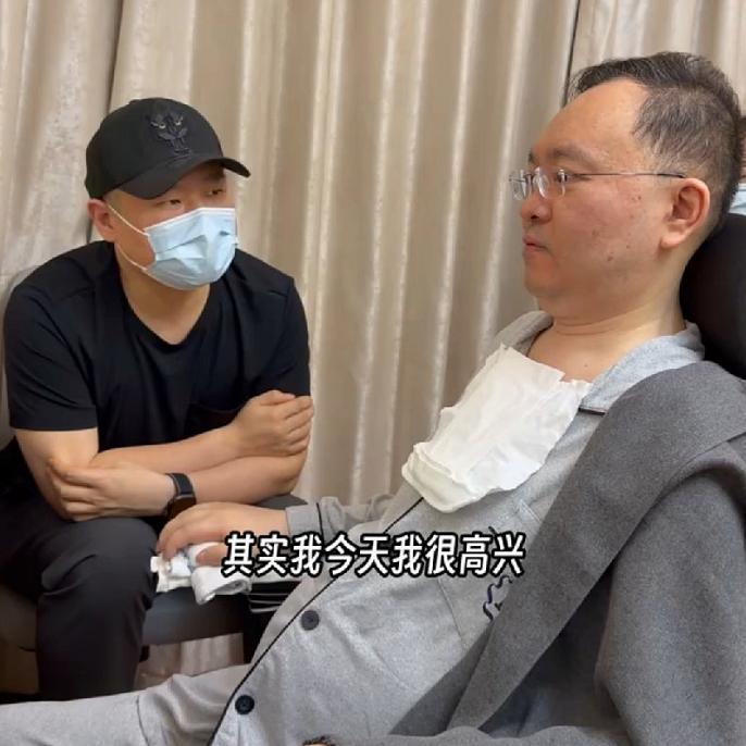 岳云鹏探望蔡磊，送小菜籽快板，与蔡磊一家合影，邀蔡磊妻儿看自己专场！德云社岳云鹏