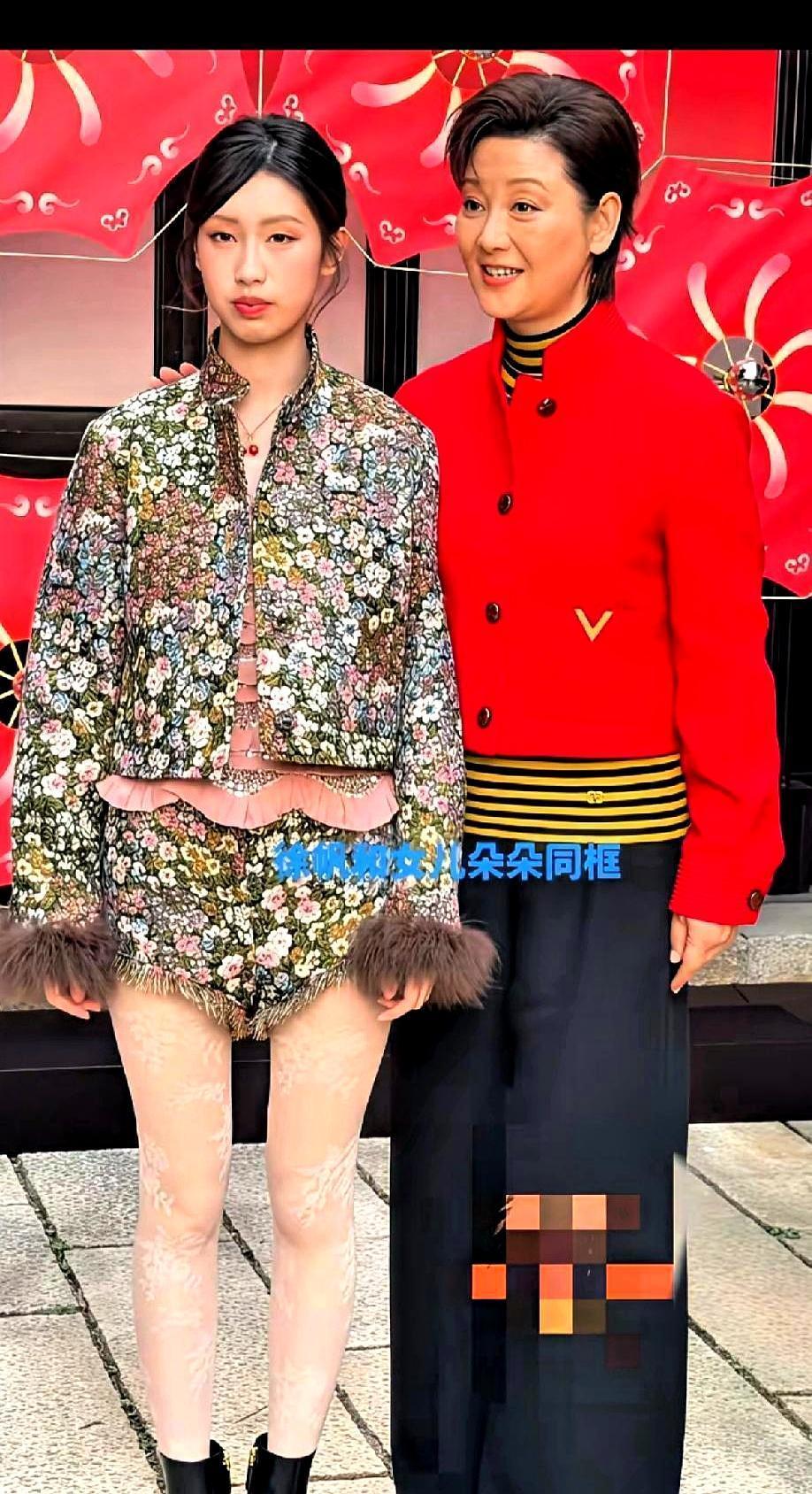 徐朵19岁，脸越来越像冯小刚，下半张脸简直复制粘贴。网友起哄“私生女”，徐帆一句