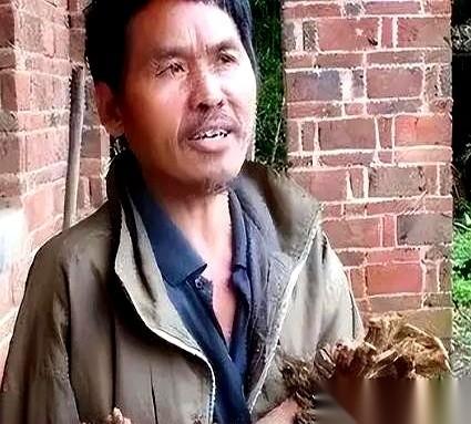 半夜惊醒，伸手一摸，发现自己两只手全变成了硬邦邦的枯树枝。连手指都被撑开，怎么