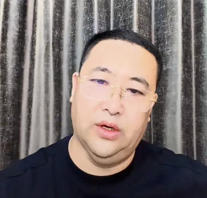 老杨，今晚说了，马上到，关键时候了，大家一定要团结！有很多人误解我，我一概不回
