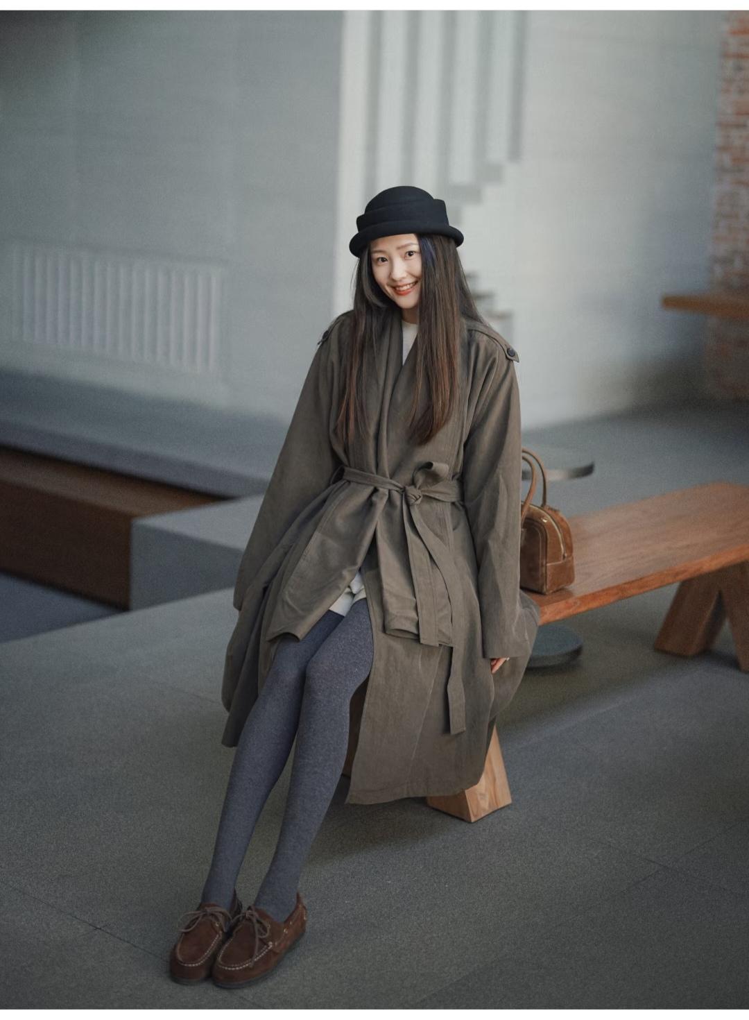 这个灰色的袜子，最适合腿细的美女穿。