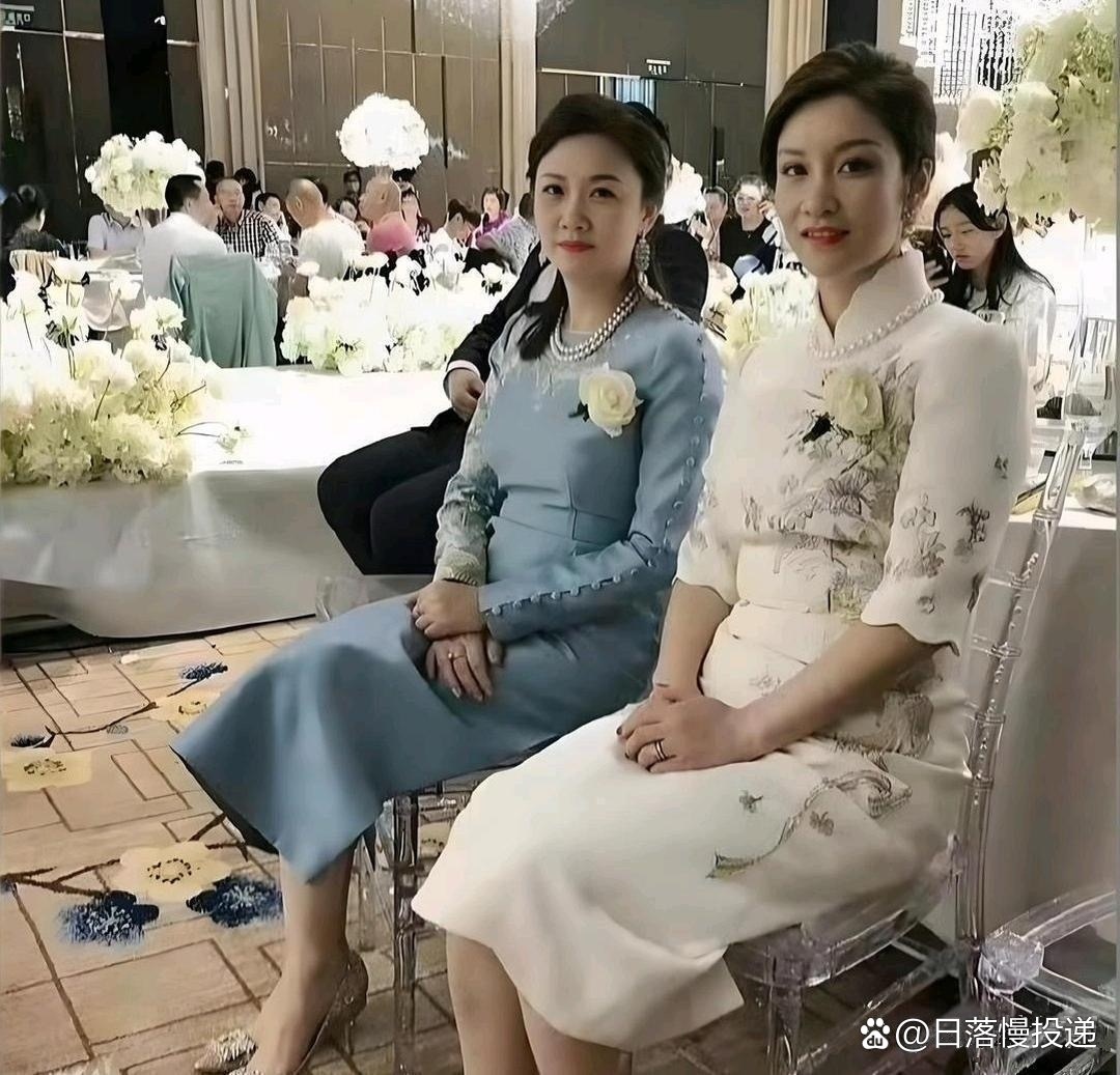 婚礼上的两亲家母，都不是一般的人家啊​​​