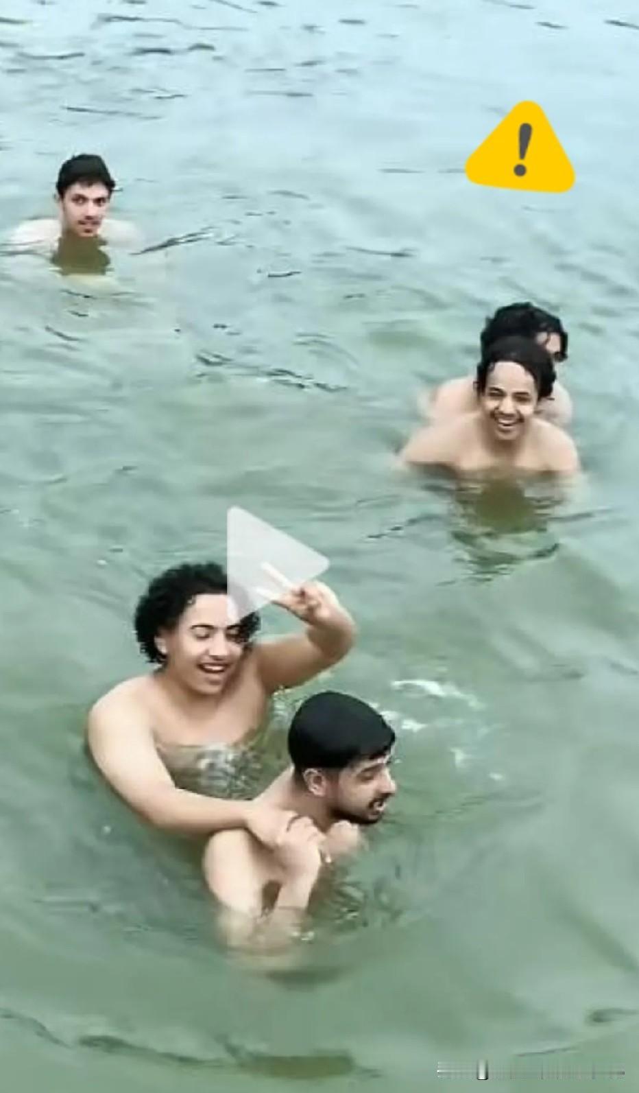 今天东湖这事儿，我也碰上了。远远就看见湖边围了一群人，走近一看，是印度的游客