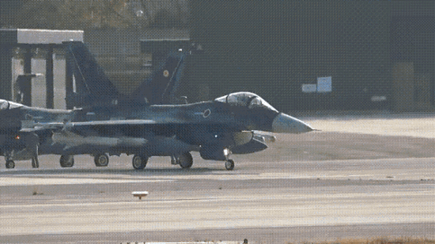 10日，有日本网友拍到福冈县筑城基地空自战机大规模集结的视频。12架F-2战机挂