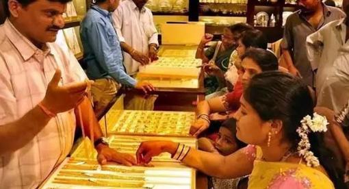 印度打算将存放在美国的本国黄金运回国内，却遭到美国的阻拦。而另一边，中国则凭借巧