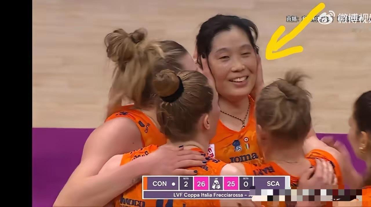 瞧，沃沃什抱着朱婷的脸，太激动人心，朱婷这一球，价值千金原来，第三局末25：25