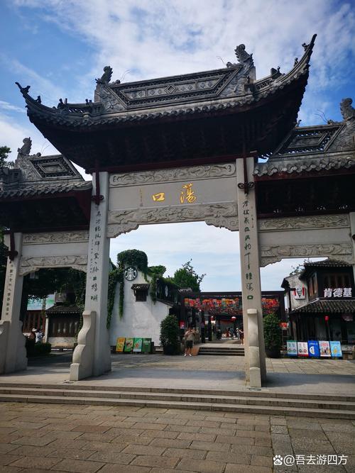 我们走出家门，踏着春天的脚点，到无锡荡口古镇走一遭。虽然前几年也曾到此一游，但是