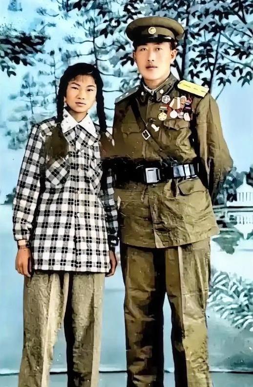 一看这女人服饰，就是六十年代以前，毫无疑问。一杠两星是中尉，年轻排级很有为。